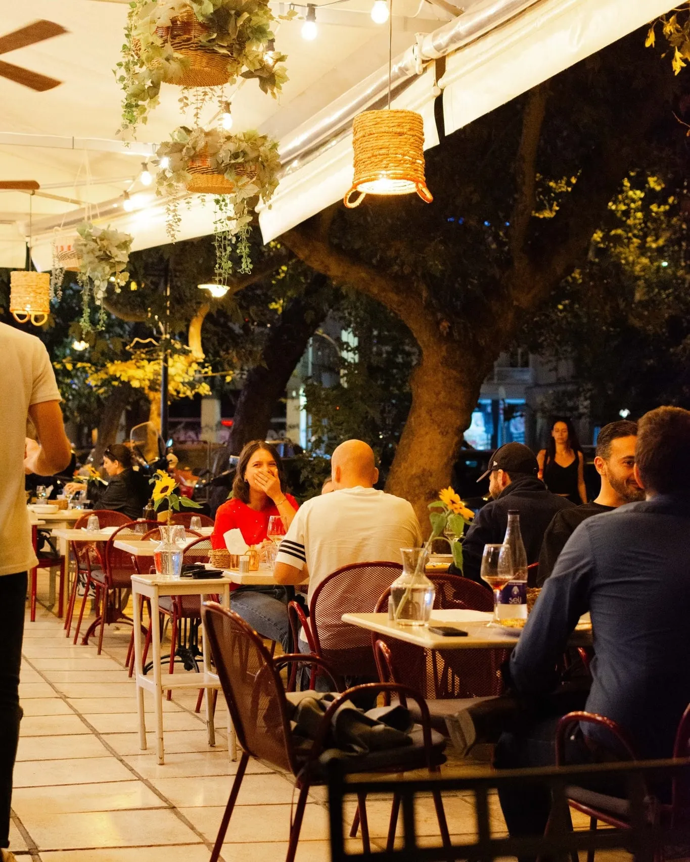 Χαρούμενοι επισκέπτες στη ζεστή και φιλόξενη σάλα του νεοκαφενείου